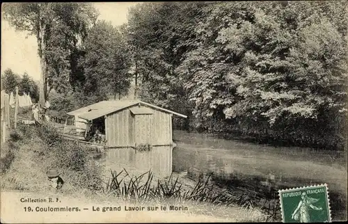 Ak Coulommiers Seine et Marne, Le grand Lavoir sur le Morin, rive, arbres