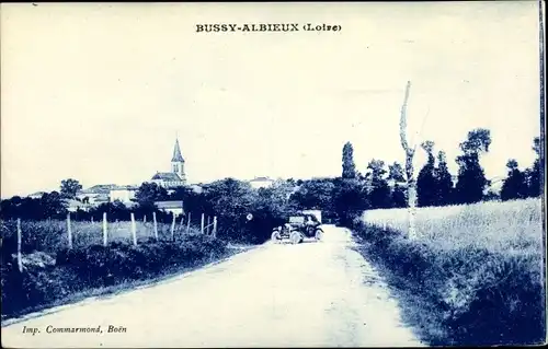 Ak Bussy Albieux Loire, Vue générale prise d'une rue, voiture