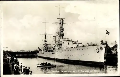 Ak Emden in Ostfriesland, Seeschleuse, Deutsches Kriegsschiff, Kreuzer Emden, Reichsmarine