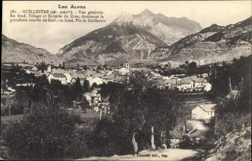 Ak Guillestre Hautes Alpes, Vue générale, au fond, Village et Batterie du Cros
