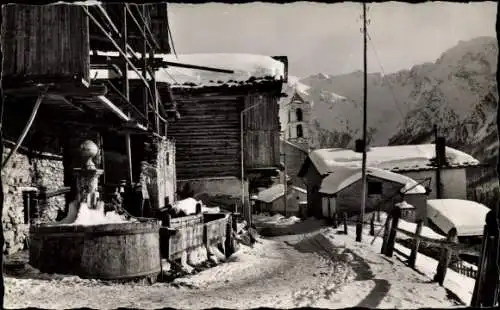 Ak Saint Veran Hautes Alpes, une rue sous la neige, eglise