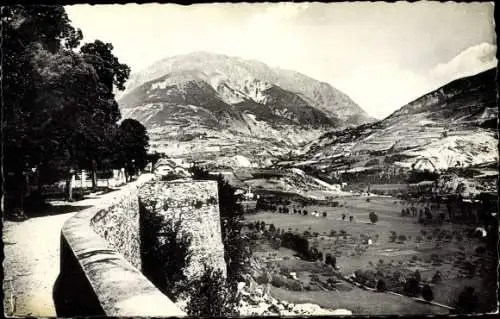 Ak Embrun Hautes Alpes, Les Remparts, vue prise de l'Archeveche