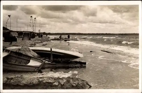 Ak Scharbeutz in Ostholstein, Strandpartie, gekentertes Boot am Strand, stürmische See