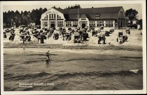 Ak Grömitz in Ostholstein, Strandhalle, Blick vom Wasser aus