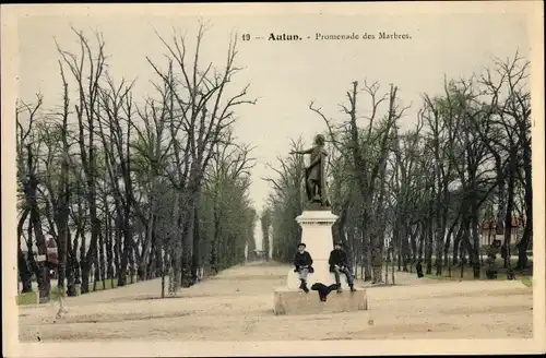 Ak Autun Saône et Loire, Promenade des Marbres, statue, gens, arbres