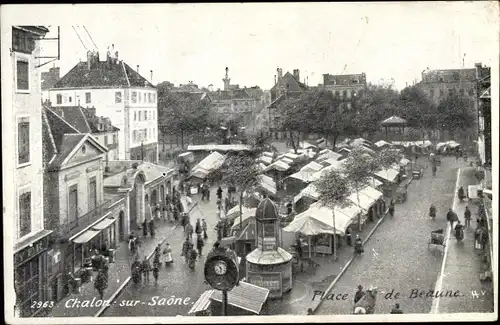 Ak Chalon sur Saône Saône et Loire, Place de Beaune, vue générale d'en haut, piétons