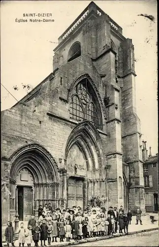 Ak Saint Dizier Haute Marne, Eglise Notre Dame, eleves, portrait en groupe