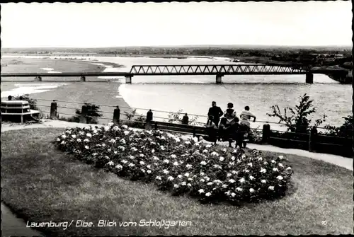 Ak Lauenburg an der Elbe, Blick vom Schlossgarten zur Brücke