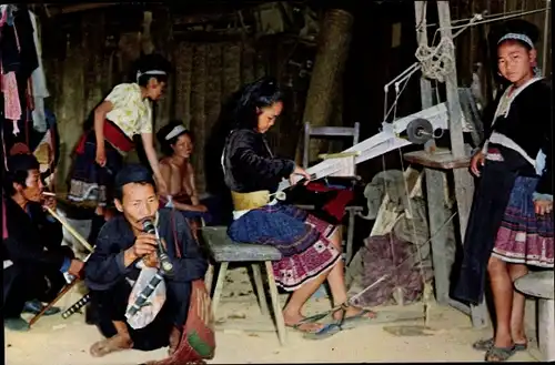 Ak Chiang Mai Thailand, Thai Meo girls at hand loom waving cloth, Webstuhl
