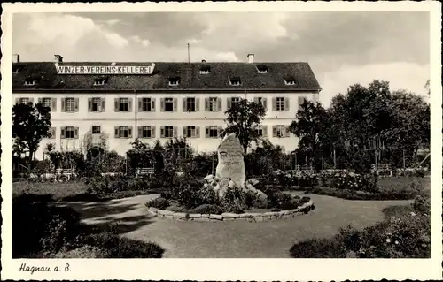 Ak Hagnau am Bodensee, Winzervereinskeller, Grünanlagen mit Denkmal