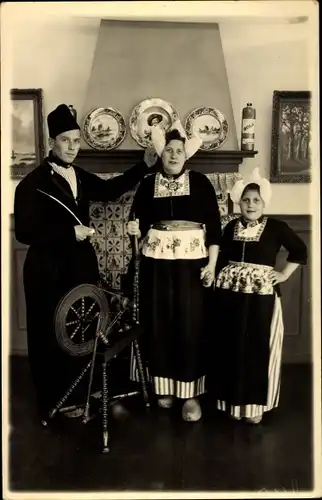 Foto Ak Niederländische Familie in Volkstrachten, Spinnrad