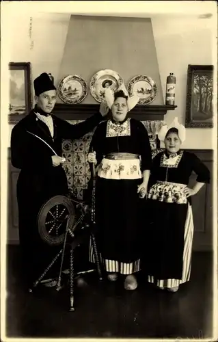 Foto Ak Niederländische Familie in Volkstrachten, Spinnrad