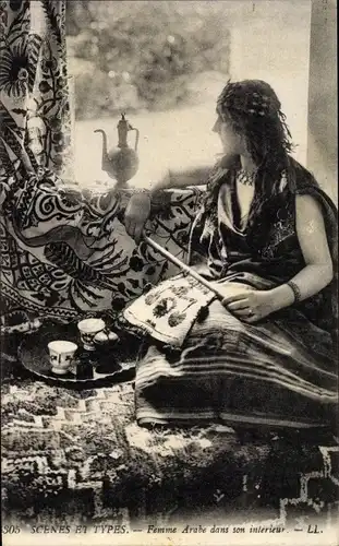 Ak Scenes et Types, Femme Arabe dans son interieur, Araberin, Portrait, Maghreb