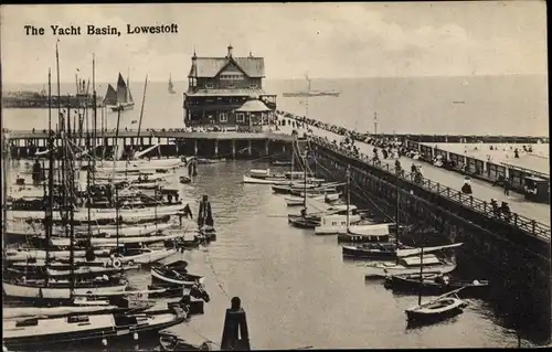 Ak Lowestoft East of England, The Yacht Basin, Hafenpartie