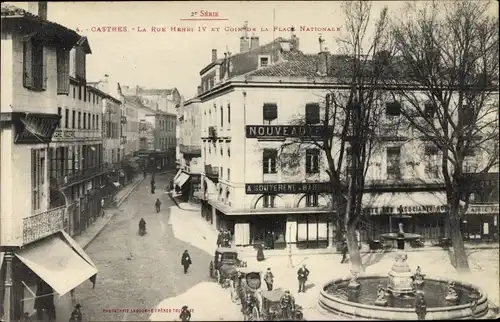 Ak Castres Tarn, La Rue Henri IV et Coin de la Place Nationale, Fontaine