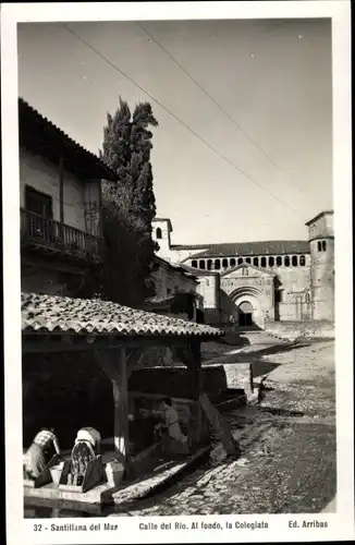 Ak Santillana del Mar Kantabrien Spanien, Calle del Rio, al fondo la Colegiata