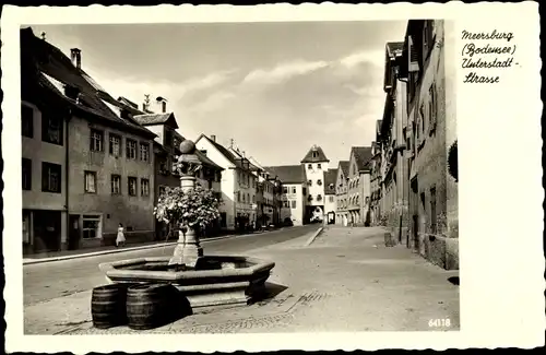 Ak Meersburg im Bodenseekreis Baden Württemberg, Unterstadtstraße, Brunnen, Fässer