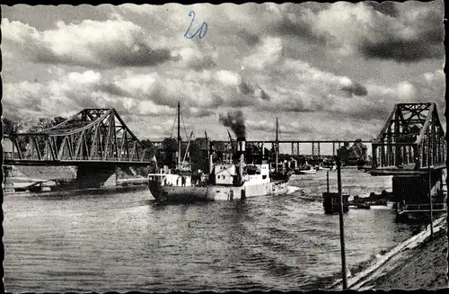 Ak Rendsburg in Schleswig Holstein, Drehbrücke geöffnet