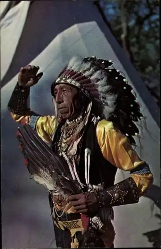Ak Indian Chief in full dress, Indianer, Häuptling, Federschmuck
