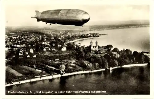 Ak Friedrichshafen am Bodensee, Luftschiff LZ 127 Graf Zeppelin, Fliegeraufnahme, Stadtpanorama