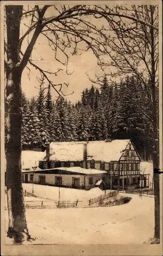 Ak Neudorf Sehmatal in Sachsen, Durchblick zum Wanderheim an der Vierenstraße, Winter, Wald