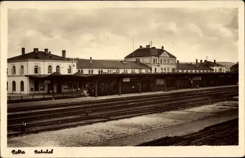 Ak Bebra an der Fulda in Hessen, Bahnhof von der Gleisseite, Bahnsteig, Zug