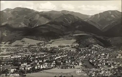 Ak Leoben Steiermark, Blick auf den Ort, Berge, Fliegeraufnahme