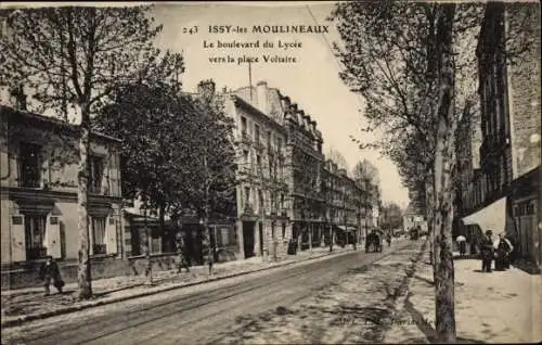 Ak Issy les Moulineaux Hauts de Seine, Boulevard du Lycee, Place Voltaire