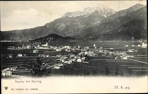 Ak Reutte in Tirol, Ort mit Säuling, Berge, Felder, Trenkler 21258