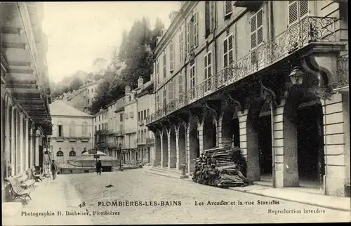 Ak Plombières les Bains Lothringen Vosges, Les Arcades et la rue Stanislas