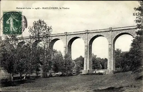 Ak Maulévrier Maine et Loire, le Viaduc, vue générale, arbres