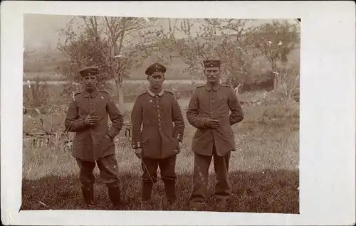 Foto Ak Drei deutsche Soldaten in Uniformen, I. WK
