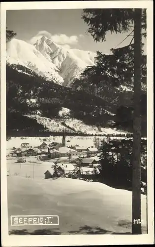 Foto Ak Seefeld in Tirol, Panorama vom Ort, Schneelandschaft