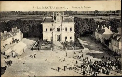 Ak La Ménitré Maine et Loire, Place de la Mairie, vue d'oiseau, foule, arbres