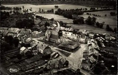 Ak Launois Ardennes, Vue aérienne, l'Eglise et l'Ecole des Filles