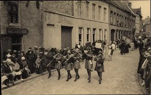 Ak Furnes Westflandern, Procession de Pénitence, Sonneurs de trompettes, Straßenfest, Kostümierte