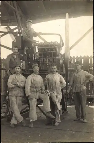 Foto Ak Französische Soldaten, Mechaniker bei der Arbeit, Motorarbeiten