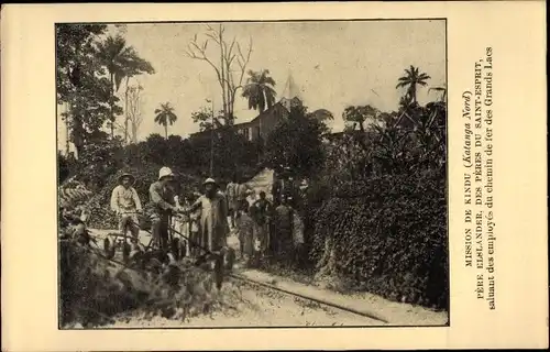 Ak Kindu DR Kongo Zaire, mission de Kindu, Pere Elslander, saluant des employes du chemin de fer