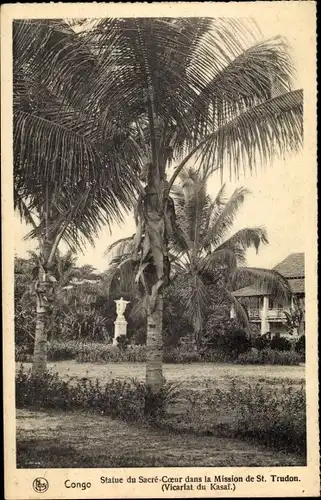 Ak DR Kongo Zaire, Statue du Sacré Coeur dans la Mission de St. Trudon, palmier