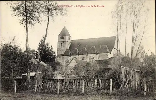 Ak Courtenay Loiret, L'Eglise, vue de la Prairie