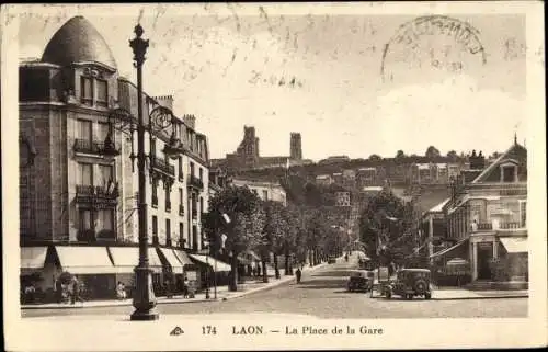 Ak Laon Aisne, La Place de la Gare, Geschäfte