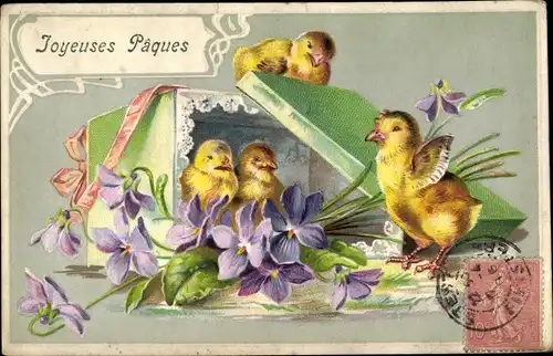 Präge Ak Glückwunsch Ostern, Küken, Schachtel, Blumen