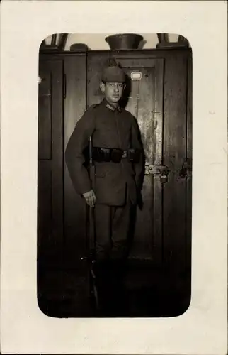 Foto Ak Deutscher Soldat in Uniform, Standportrait, Pickelhaube, Gewehr, Gürteltaschen