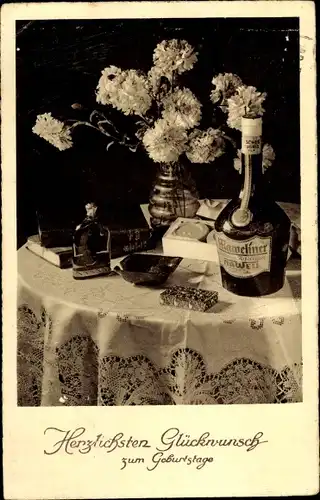 Ak Glückwunsch Geburtstag, Geschenke auf einem Tisch, Blumenstrauß, Schnaps, Bücher