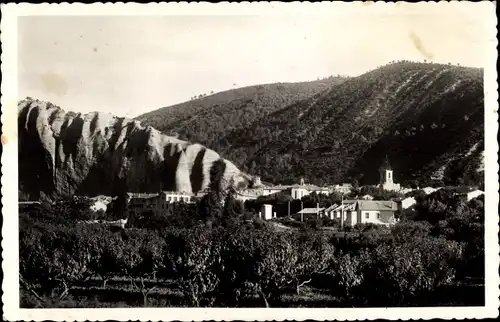 Ak Les Mees Alpes de Haute Provence, La Ville et les Rochers