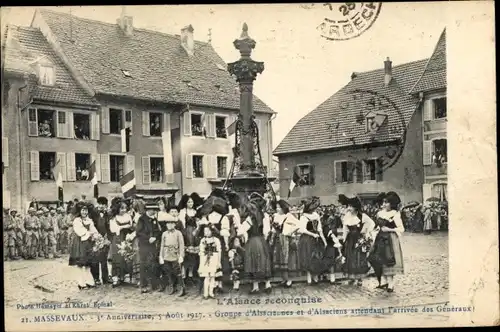 Ak Massevaux Haut Rhin, Groupe d'Alsaciennes et d'Alsaciens attendant l'arrivée des Généraux