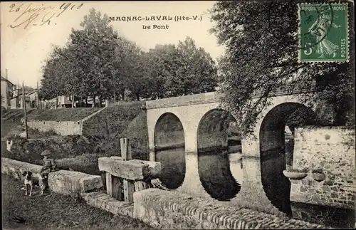 Ak Magnac Laval Haute Vienne, Le Pont, Brücke, Junge, Hund