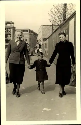 Foto Ak Köln am Rhein, Zwei Frauen mit kleinem Jungen, 1950