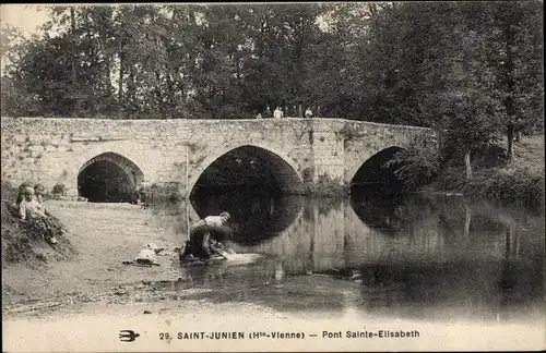 Ak Saint Junien Haute Vienne, Pont Sainte Elisabeth, Wäscherinnen am Flussufer
