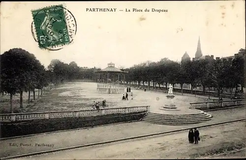 Ak Parthenay Deux-Sèvres, La Place du Drapeau